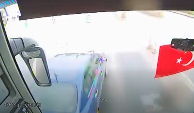 Feci ölüm kameraya yansıdı! Otobüsle beton arasına sıkıştılar