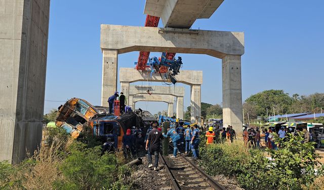 Korkunç olay: Vinç, trenin üzerine devrildi