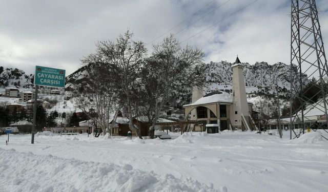 Alanya'da kar çarşıları doldurdu: Kış manzarasına hücum ettiler!