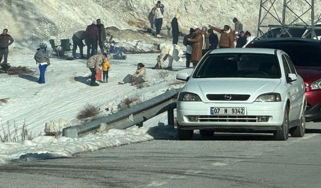 Adım atacak yer kalmadı! Alanya'da kar izdihamı