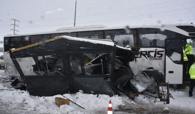 Yolcu otobüsü kulübeye çarptı