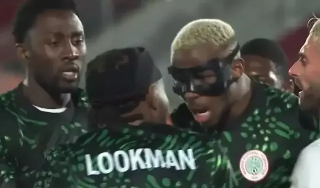 Osimhen ile burun buruna geldi: Takım arkadaşları zor sakinleştirdi