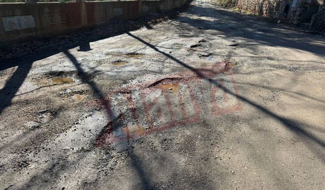 Alanya’da çukur çilesi! Sürücüler bir çukurdan kaçarken diğerine giriyor