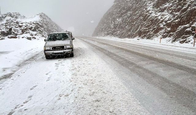 Antalya-Konya yolu karla kaplandı