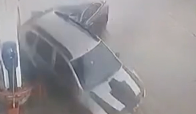 Antalya'da korkutan kaza: Birkaç saniyeyle kurtuldu