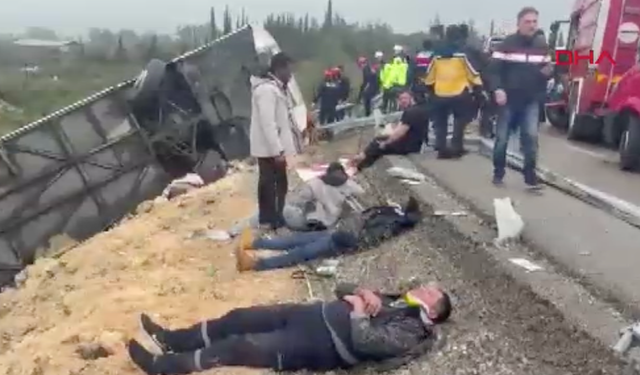 Son dakika - Antalya'da yolcu otobüsü devrildi