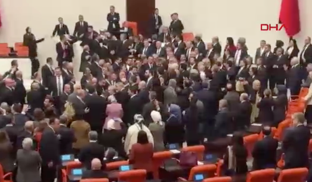 Bakanlar yemin etti; Meclis karıştı