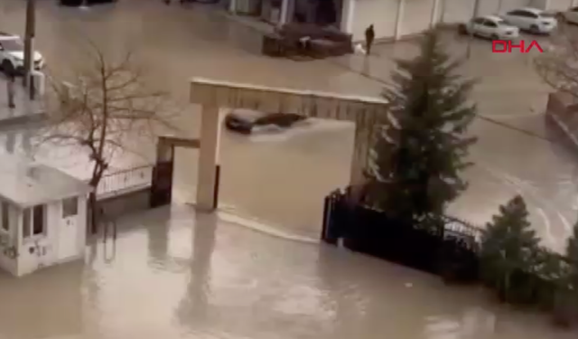 Sağanak fena vurdu: Okulları su bastı; öğrenciler tahliye edildi