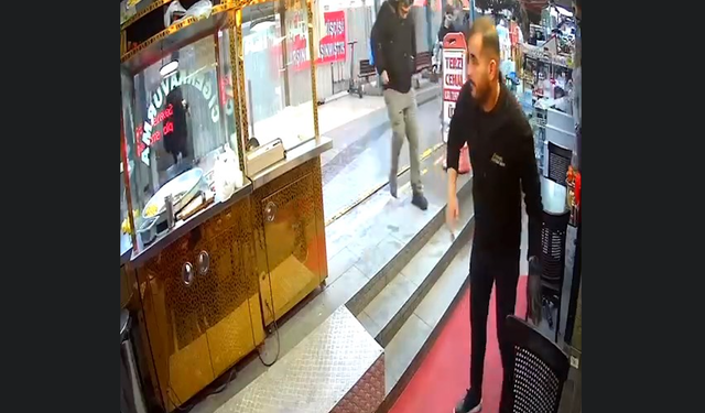 Kontrollü yıkımda korku dolu anlar: Apartmanın üzerine devrildi