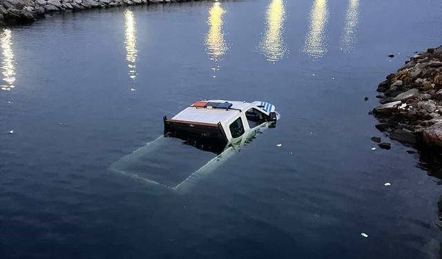 Zabıta aracı denize düştü