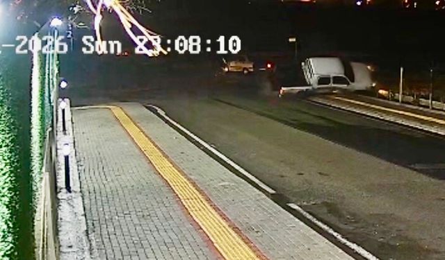 Trafikte korkutan kaza: Otomobil ile kamyonet çarpıştı