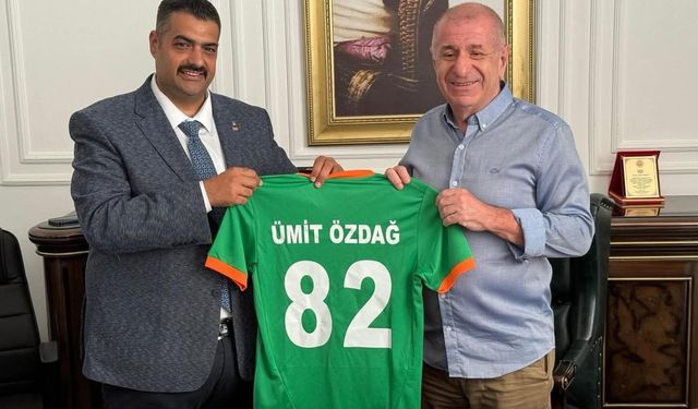 Ümit Özdağ’a Alanyaspor formalı kutlama