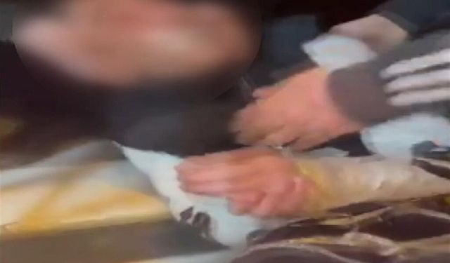 Yine akran zorbalığı. Koli bandıyla ellerini ayaklarını bağlayıp d*rbettiler