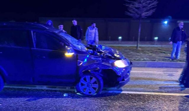 Konya'da korkunç kaza: otomobil ve TIR çarpıştı yaralılar var