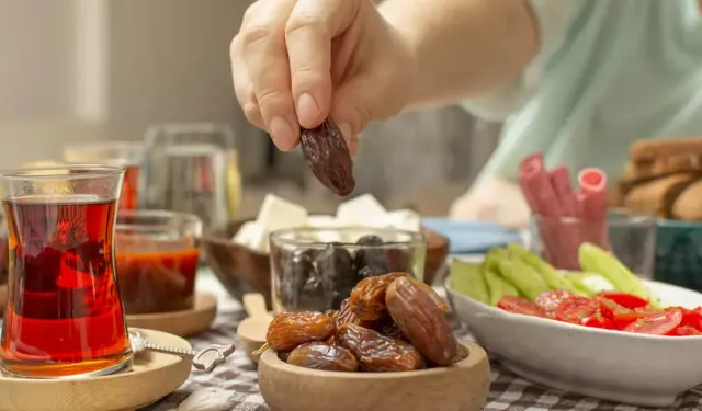 Uzman isim uyardı: Oruç kesinlikle sigara ile açılmamalı