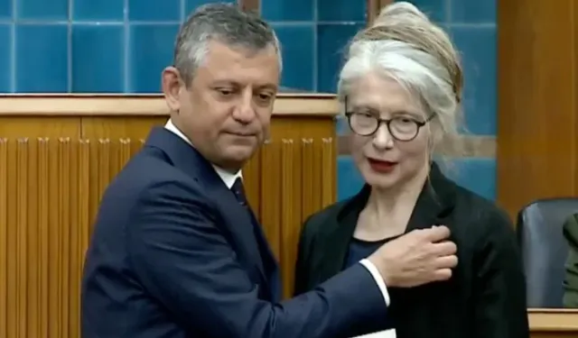 Emine Ülker Tarhan yeniden CHP'ye katıldı