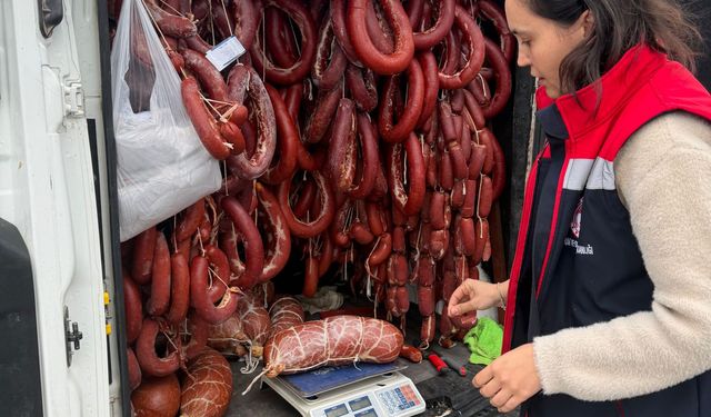 Antalya'da 176 kilo tarihi geçmiş sucuk ele geçirildi