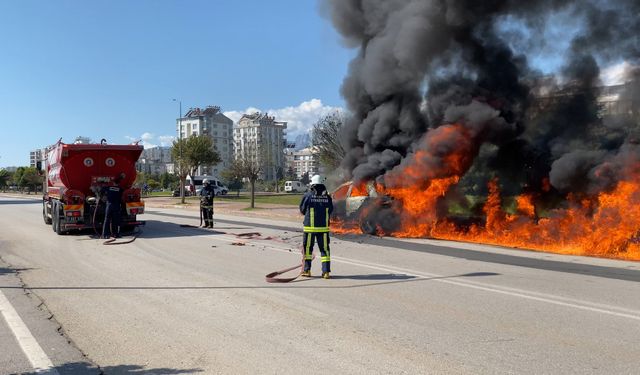 Antalya’da otomobil alev aldı: Kedisi son anda kurtuldu
