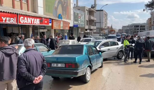 3 otomobil birbirine girdi: 6 yaralı