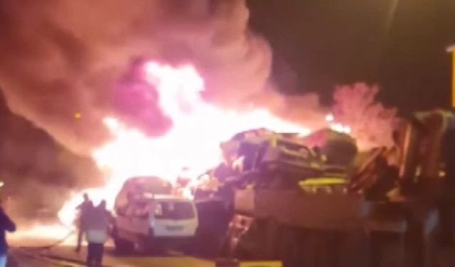 Onlarca hurda araç küle döndü