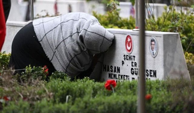 Şehitliklerde bayram alarmı: aileler mezar başında