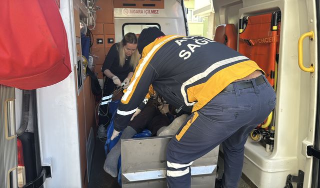 Babasının çatıdan attığı inşaat demiri başına isabet etti