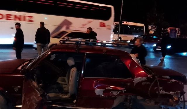 Alanya’da hafif ticari araç ile otomobil çarpıştı: 2 yaralı