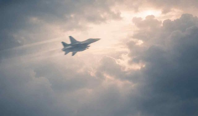 Havada feci kaza: Savaş uçağı düştü
