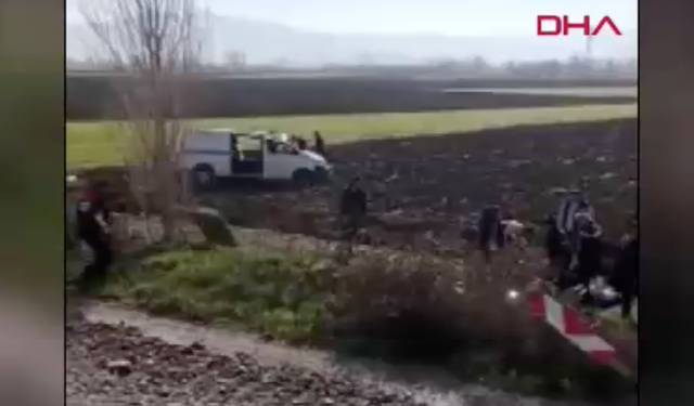 Yoldan çıkan minibüs tarlaya uçtu