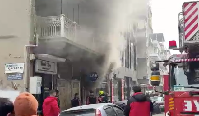 Şarjdaki batarya patladı; iş yerinde yangın çıktı