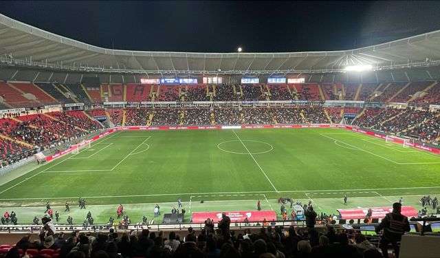 Gaziantep FK - Fenerbahçe maçı gecikmeli başladı