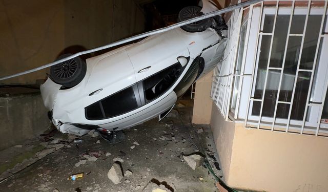 Kontrolden çıkan otomobil bina boşluğuna düştü
