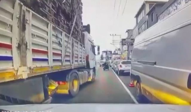 Trafikte b*çaklı kavga: TIR'dan inip saldırdı