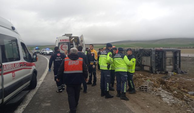 Aksaray’da tur otobüsü şarampole devrildi: 20 yaralı
