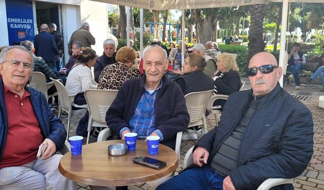 Mahmutlar’da Emekliler Kahvesi yoğun ilgi görüyor: Günlük 700 bardak çay tüketiliyor