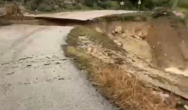 Sağanak nedeniyle yol çöktü