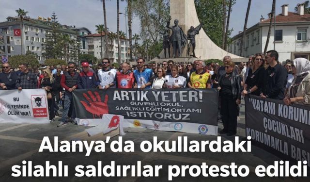 Alanya'da okullardaki silahlı saldırılar protesto edildi