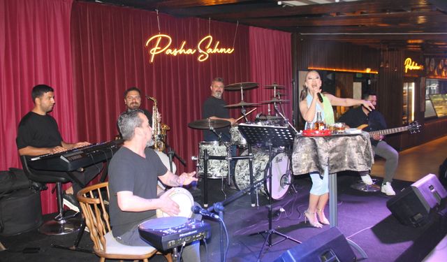 İpek Demir, Pasha Restaurant’ta Alanya gecelerine müzik dolu anlar yaşattı