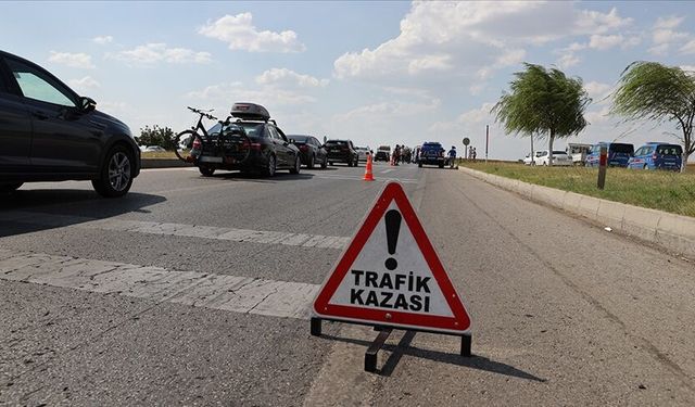Minibüs kamyona çarptı: 13 kişi hayatını kaybetti