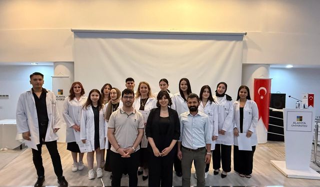 Alanya Üniversitesi’nde meslek yüksekokulu öğrencilerine önlük giyme töreni