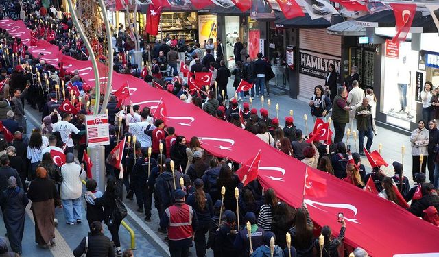 Samsun'da 19.19'da dev bayrakla fener alayı düzenlendi