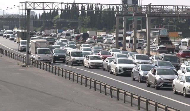 9 günlük bayram tatili öncesi TEM'de trafik yoğunluğu