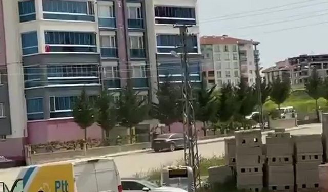 Son dakika! Şehrin göbeğinde silahlı çatışma kamerada