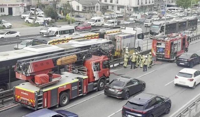 İstanbul Avcılar'da metrobüs yangını seferleri aksattı