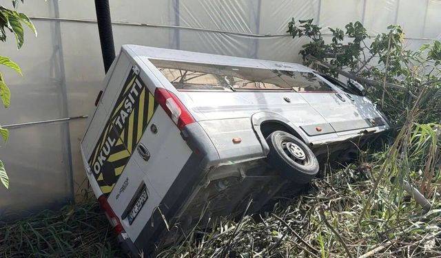 İncekum'da okul servisi bahçeye devrildi: 6 yaralı