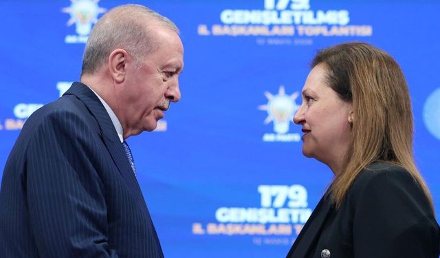 Burcu Köksal AK Parti'ye katıldı, rozetini Erdoğan taktı