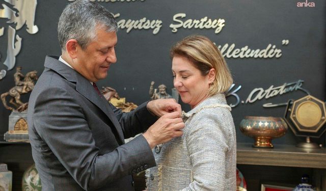Mısra Öz CHP'ye katıldı, rozetini Özgür Özel taktı