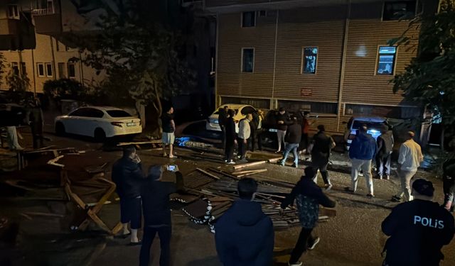 Fırtına çatıyı uçurdu: 6 araçta hasar oluştu