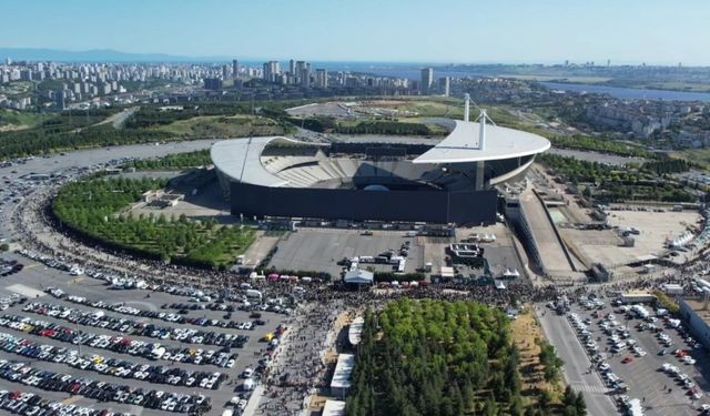Kanye West konseri öncesi Atatürk Olimpiyat Stadyumu’nda uzun kuyruklar oluştu