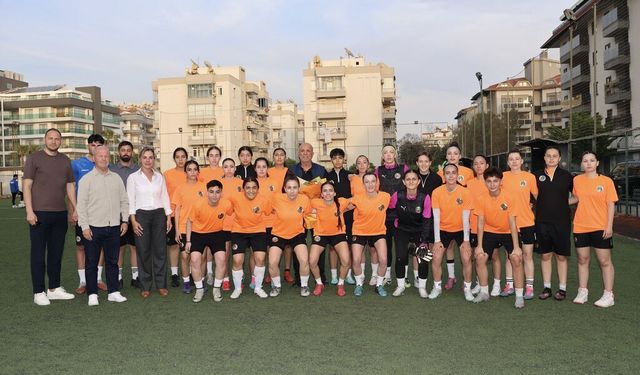 Alanyaspor kadın futbol takımı sezona gol yağmuruyla başladı
